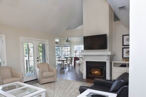 Smart TV, fireplace, books, stereo