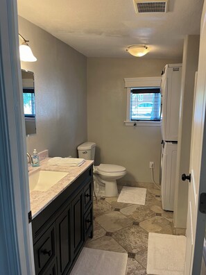 Hair dryer, towels, soap, toilet paper - Snake River Cabin in Grand View (Grand View)