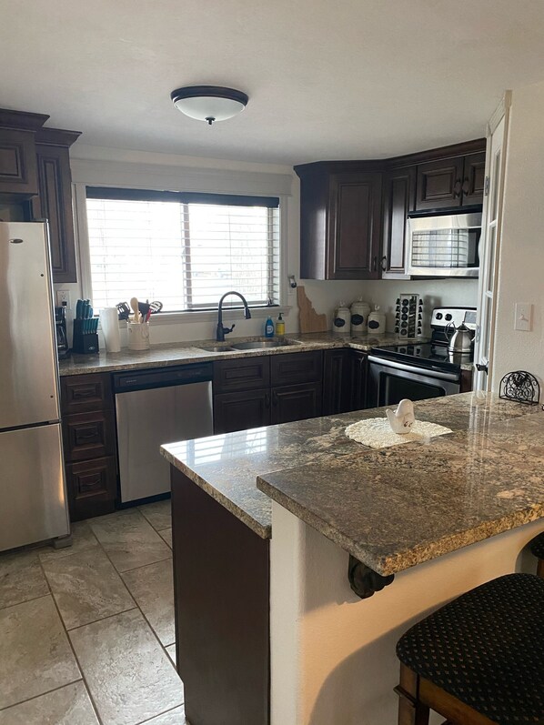 Kjøleskap, mikrobølgeovn, ovn og kokeplater