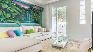 Smart TV, libros, estéreo y oficina