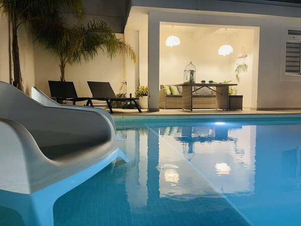 Utomhuspool och uppvärmd pool