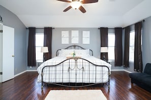 4 bedrooms, desk, iron/ironing board, travel cot - Central, Airport & Downtown: Hotel House Retreat (San Antonio)