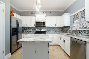 ثلاجة، ميكروويف، فرن، موقد طهي مسطح