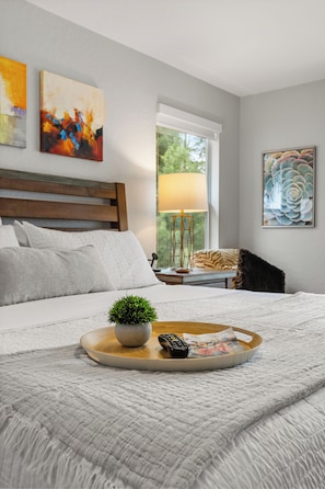 4 bedrooms, in-room safe, iron/ironing board, travel crib - Park all day, recharge in style- 10min to Disney, clean, revamped w/ resort pool (Kissimmee)