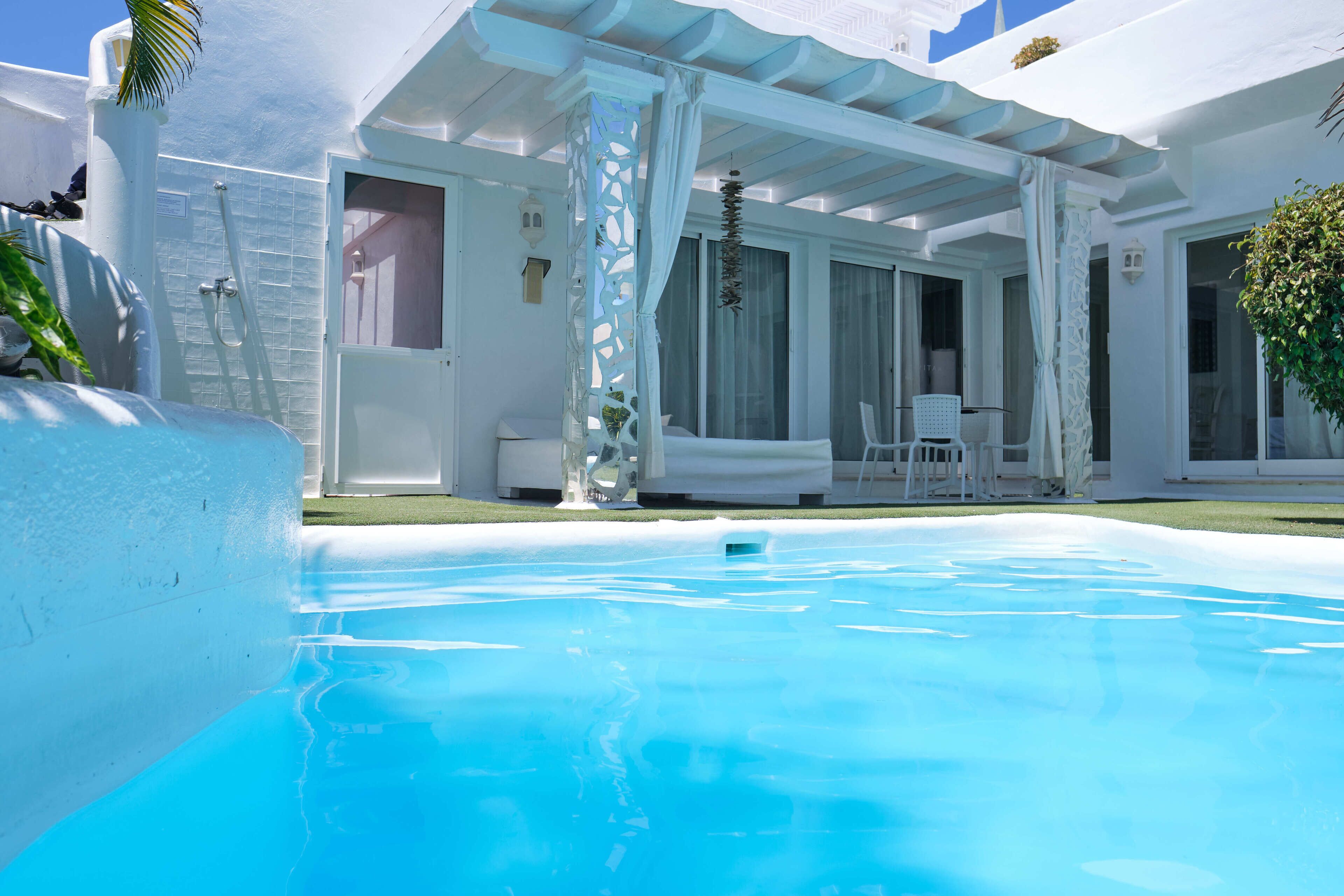 Alberca al aire libre y alberca climatizada