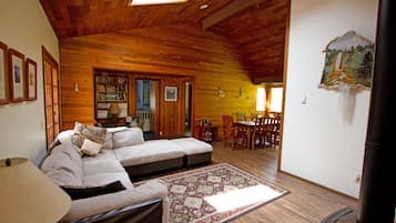 Smart TV, fireplace, books, stereo