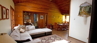 Hermosa casa de roble y cedro a 1/2 cuadra de la playa de Manzanita!