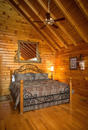 1 bedroom, iron/ironing board, free WiFi, bed sheets - ✧Queen Cabin - wait until you see the BATHROOM! (Dryfork)