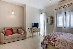 Iron/ironing board, internet, bed sheets