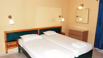 Basic Studio, 3 Twin Beds, Non Smoking | WiFi, bed sheets