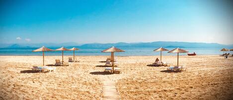 Sulla spiaggia, lettini da mare, ombrelloni