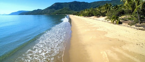 Playa en los alrededores y toallas de playa