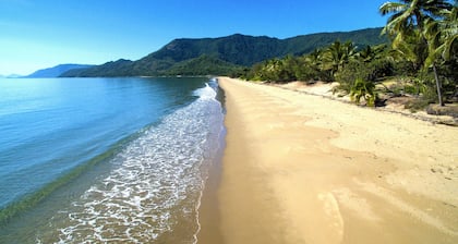 50 metros de la famosa playa de Four Mile de Port Douglas.