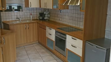 Fridge, oven, coffee/tea maker, cookware/dishes/utensils