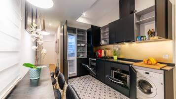 Een koelkast, een magnetron, een oven, een kookplaat