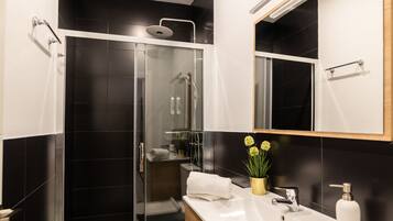 Een douche, een haardroger, handdoeken, zeep