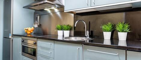 Kylskåp, mikrovågsugn, ugn och diskmaskin