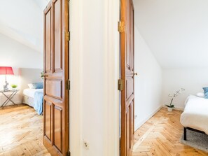 2 bedrooms, laptop workspace, iron/ironing board, internet