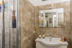 Bathtub, jetted bath, hair dryer, towels - St. Peter's Italian Wine elegant apartment Rome (Roma)