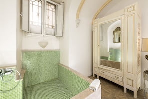 2 bedrooms, desk, soundproofing, iron/ironing board - St. Peter's Italian Wine elegant apartment Rome (Roma)