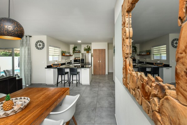 Dining - Cas di Das is a modern, fresh home, perfectly for a relaxing stay. For all ages. (Noord)