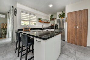 Fridge, microwave, oven, stovetop - Cas di Das is a modern, fresh home, perfectly for a relaxing stay. For all ages. (Noord)