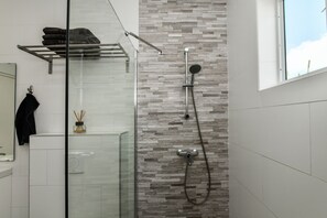 Douche, sèche-cheveux, serviettes fournies, savon