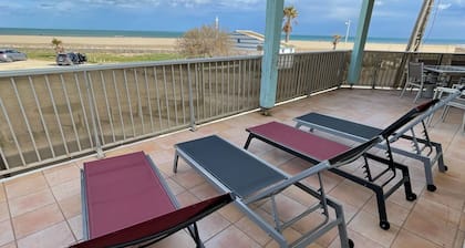 SUPERBE CHALET FRONT DE MER. LES PIEDS DANS L’EAU... « LE SOLEIL LEVANT »