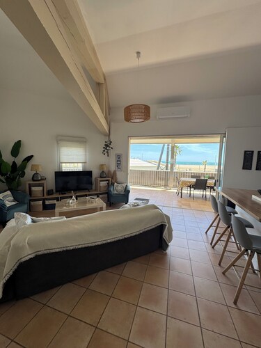 SUPERBE CHALET FRONT DE MER. LES PIEDS DANS L’EAU... « LE SOLEIL LEVANT »