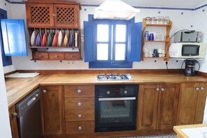 Jääkaappi, mikroaaltouuni, uuni, kahvin-/teenkeitin