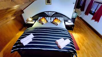 4 habitaciones, escritorio, tabla de planchar con plancha y wifi gratis