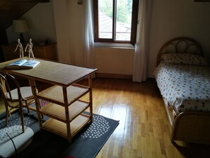 4 bedrooms, desk, iron/ironing board, free WiFi