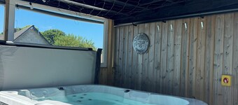 The Hideaway, with optional hot tub hire - sleeps 4 