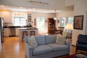 Smart-TV, peis, bøker og filmbibliotek