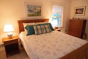 2 soverom, skrivebord, strykejern/-brett og reiseseng for barn