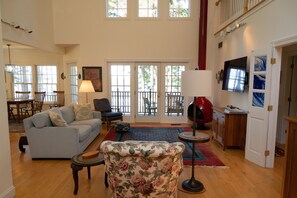 Smart-TV, peis, bøker og filmbibliotek