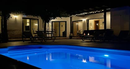 Tilava huvila, jossa on lämmitetty uima-allas