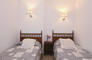 2 chambres, fer et planche à repasser, Wi-Fi, draps fournis