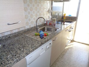 Een koelkast, een magnetron, een oven, een vaatwasser