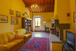 TV, fireplace - Country villa with private pool, situated between Castiglion Fiorentino and Foiano. Perfect for rela (Castiglion Fiorentino)