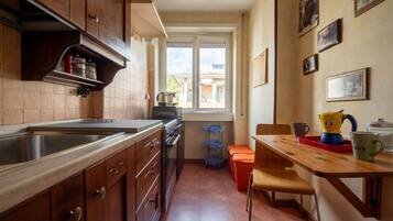 KĂŒhlschrank, Mikrowelle, Ofen, Herdplatte