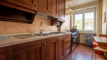 KĂŒhlschrank, Mikrowelle, Ofen, Herdplatte