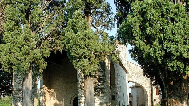 An ancient stone building with arched doorways and a bench in front. - 4 Bed Idyllic Fayence Retreat Private Pool Great Views (Fayence)