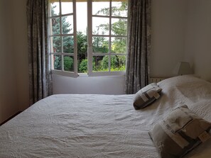 4 bedrooms, iron/ironing board, WiFi, bed sheets