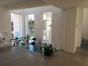 المنشأة من الداخل