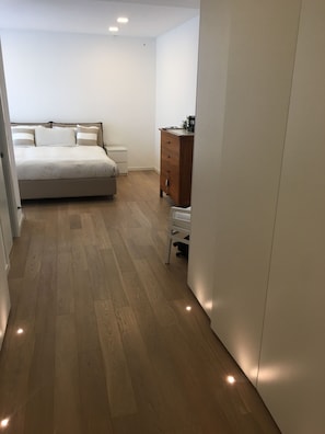 3 bedrooms, desk, iron/ironing board, travel crib