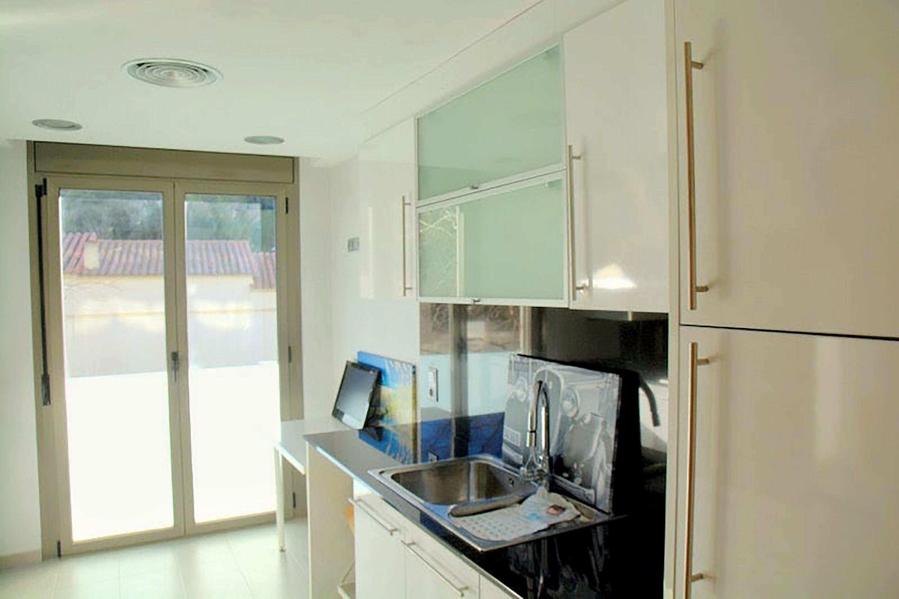 Een koelkast, een microgolfoven, een kookplaat, een vaatwasser