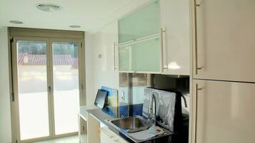 Een koelkast, een microgolfoven, een kookplaat, een vaatwasser