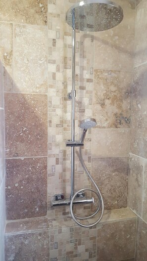 Ensemble baignoire-douche, séchoir à cheveux, savon, shampooing