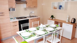 Réfrigérateur, un four, surface de cuisson, bouilloire électrique